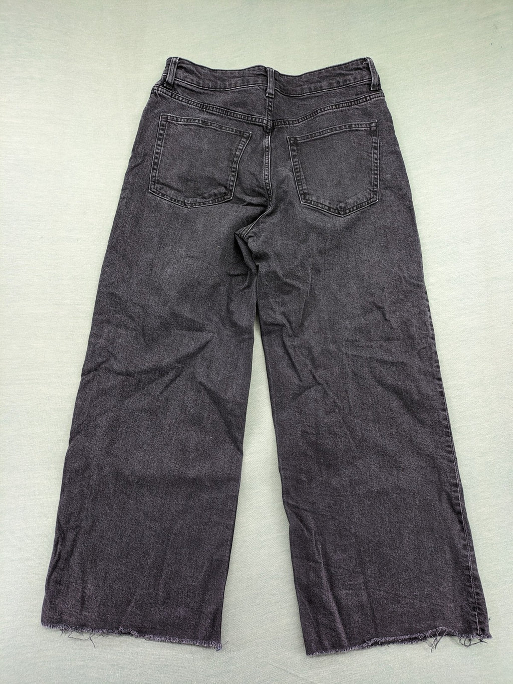 H&M black grey wide leg cropped jeans with frayed hem and high waist design.