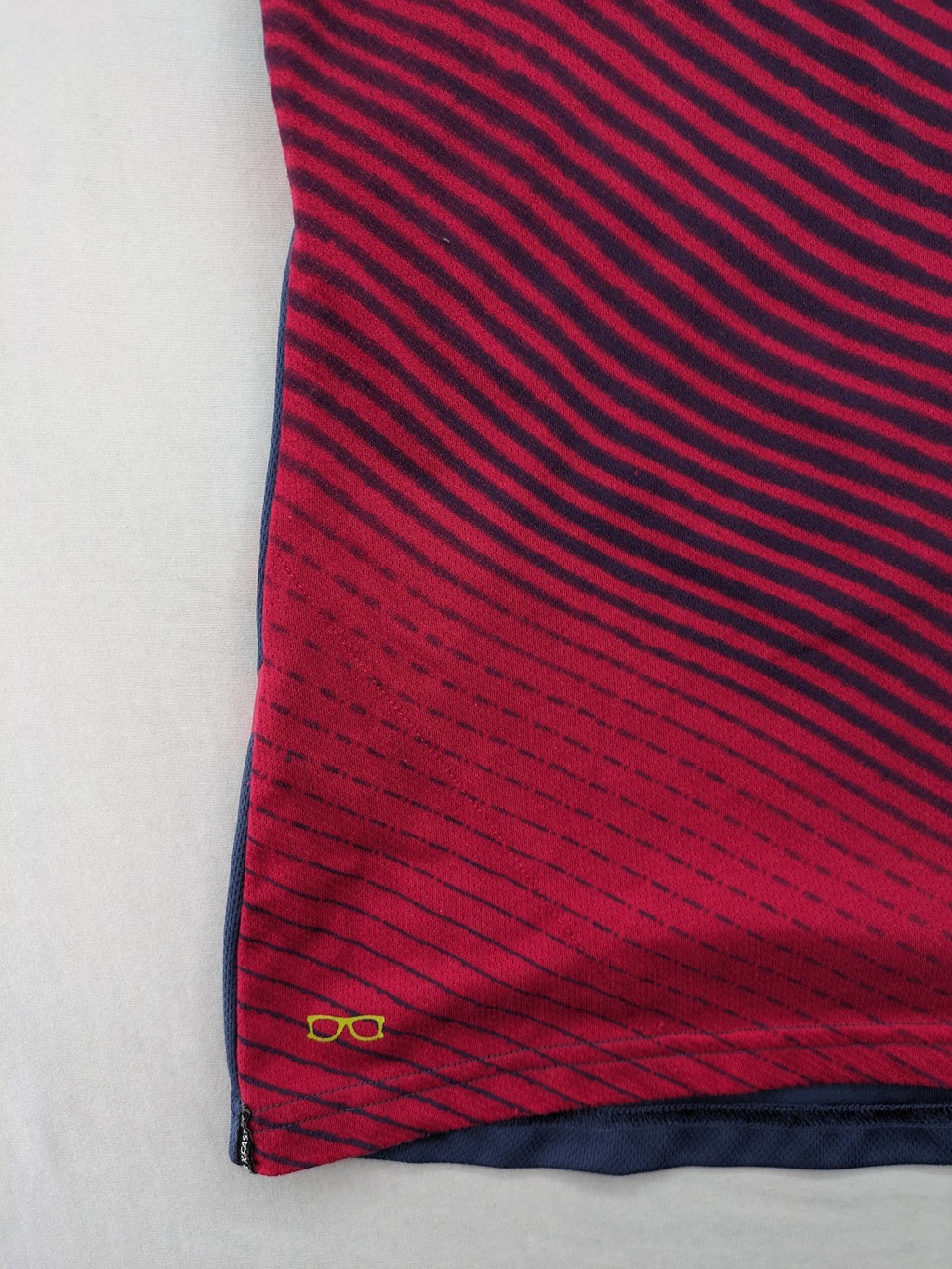 Muster blue and red short-sleeve functional shirt with dynamic wave pattern and raglan sleeves.
