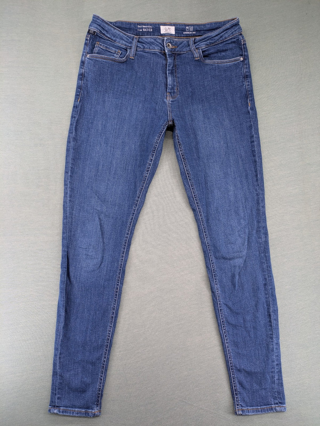 Q/S blue superslim fit jeans with classic 5-pocket style and zipper detail.
