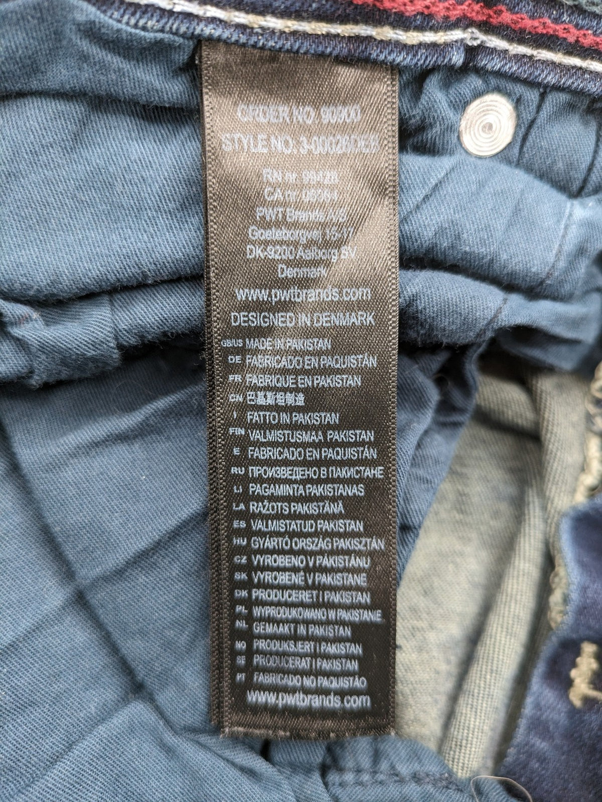 Jack's blue tapered jeans with light wash, 98% cotton, 2% elastane blend.