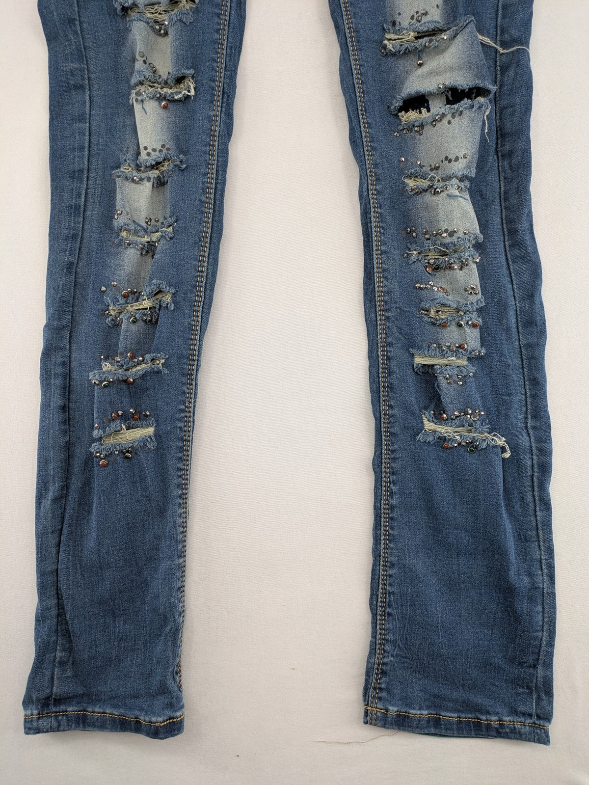 Damen blue straight jeans destroyed look with rhinestones and studs, low rise fit.