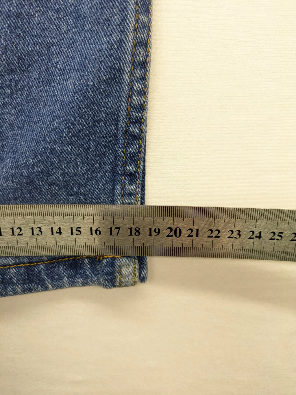 Ozzy blue straight jeans vintage 90s with pink logo patch and classic wash.