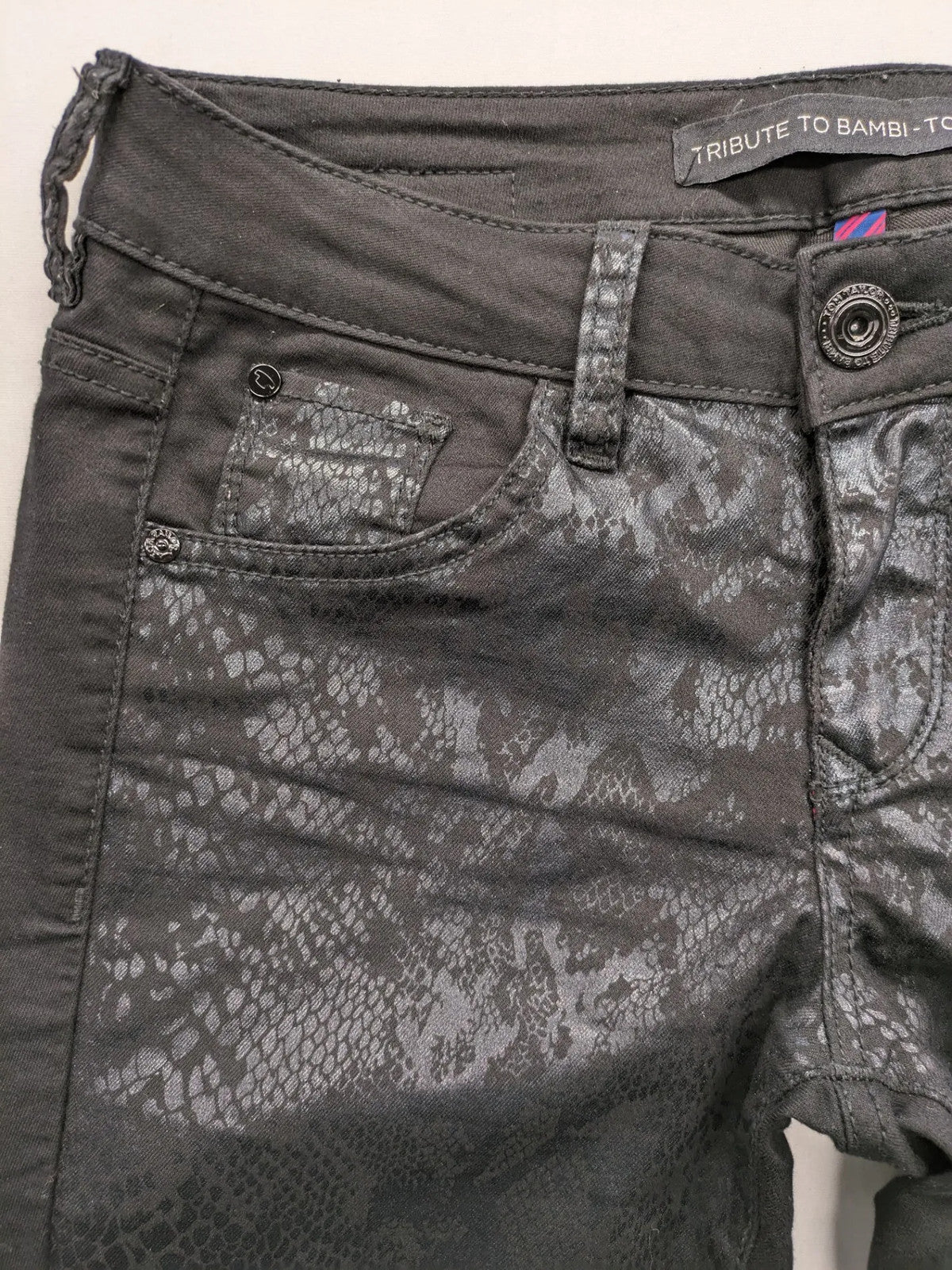 Tom Tailor black and grey skinny jeans with snake print and ankle zippers.