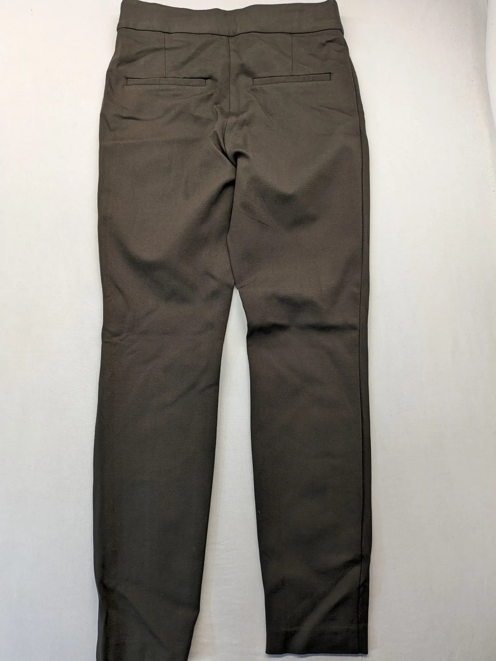 H&M khaki pants with front seam detail and stretchy material for comfort.