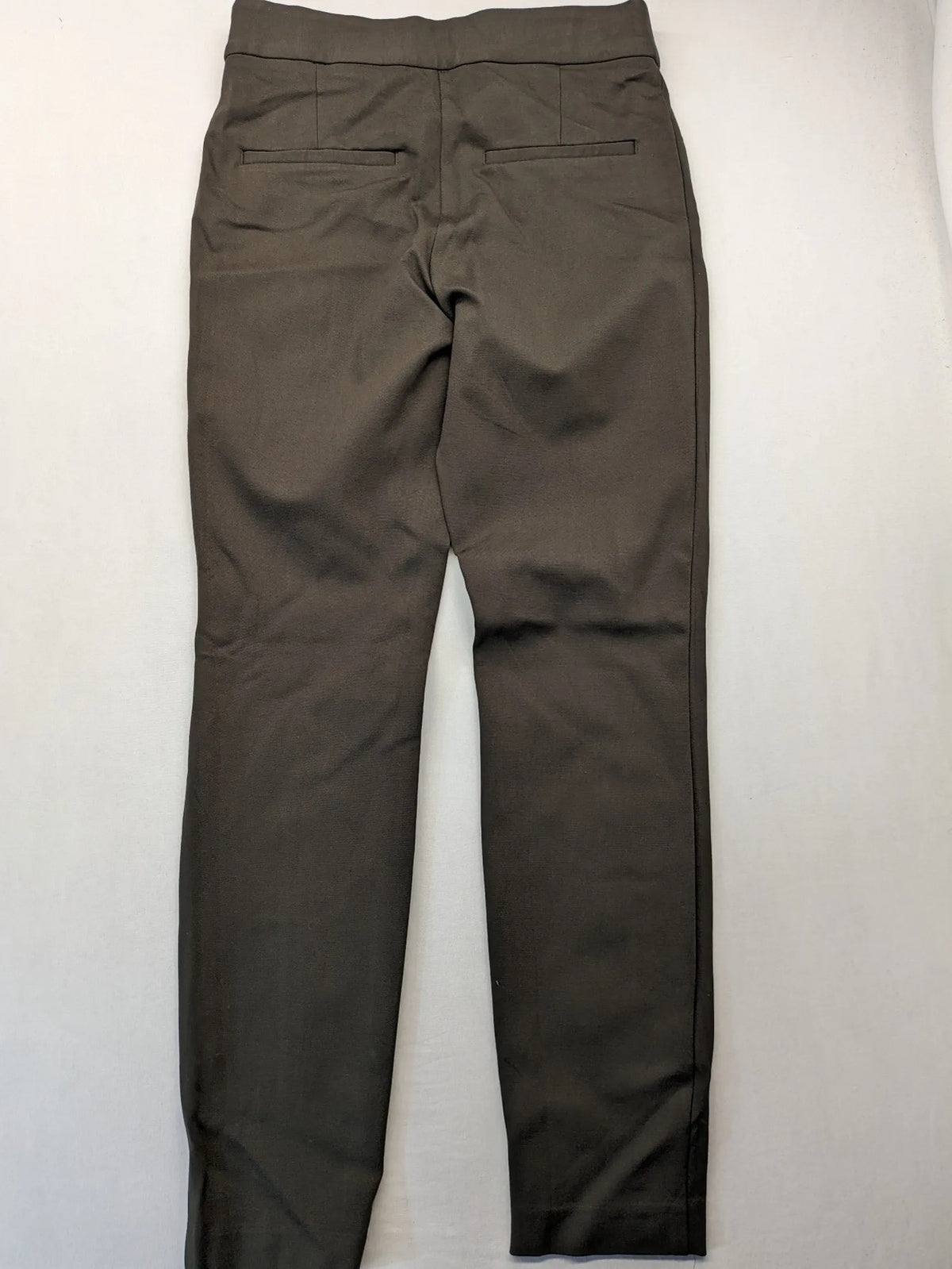 H&M khaki pants with front seam detail and stretchy material for comfort.