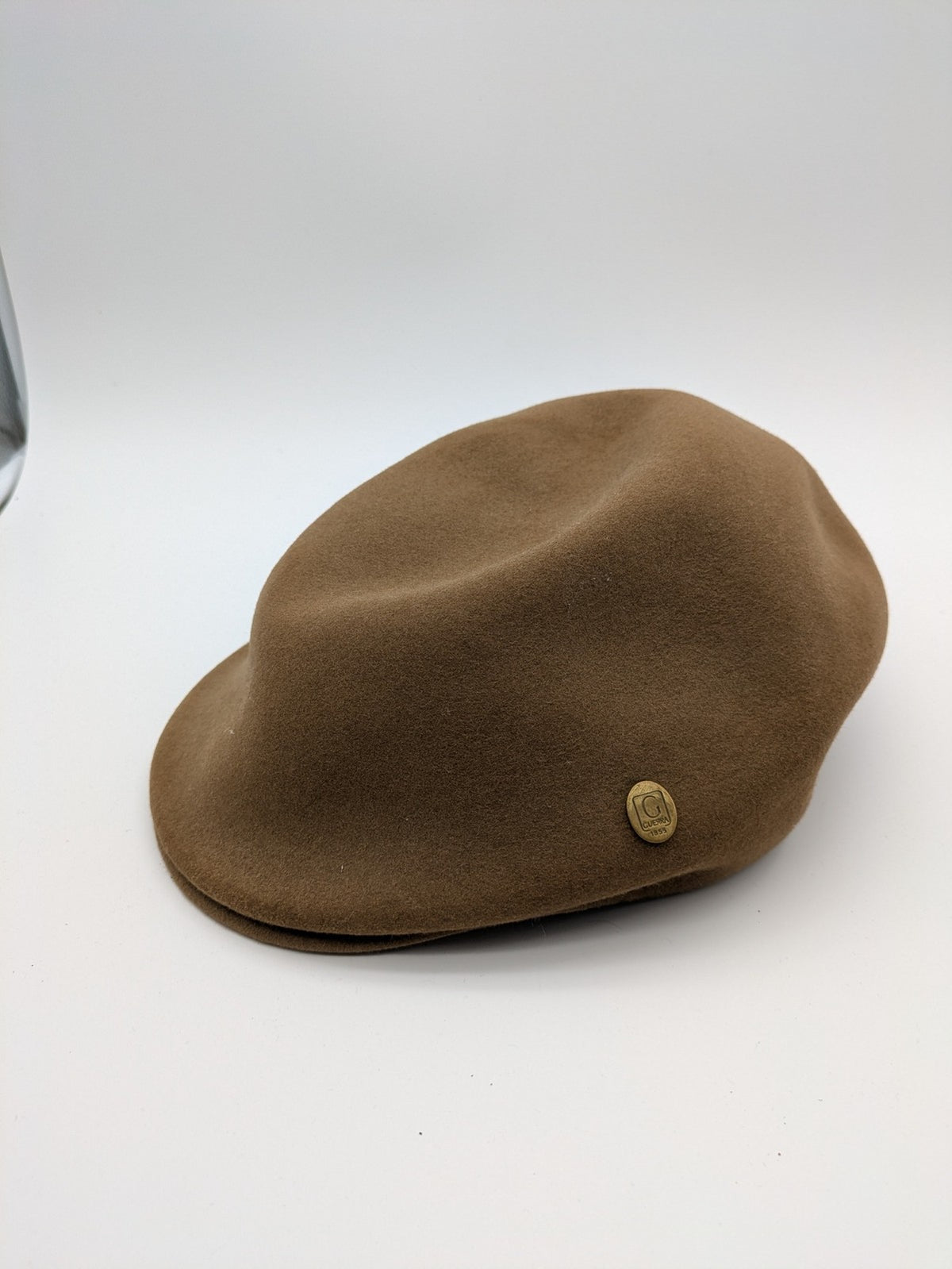 Guerra 1853 brown flatcap classic style with side metal logo and felt material.