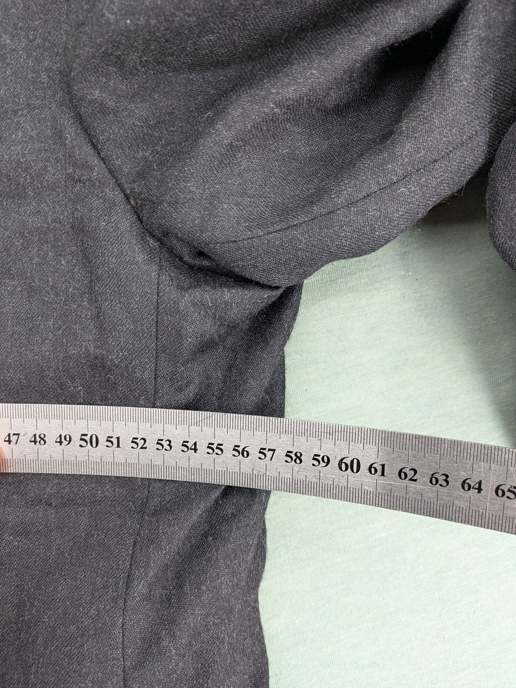 Rofan Tracht grey jacket with green stand-up collar and pockets, made from 100% wool.