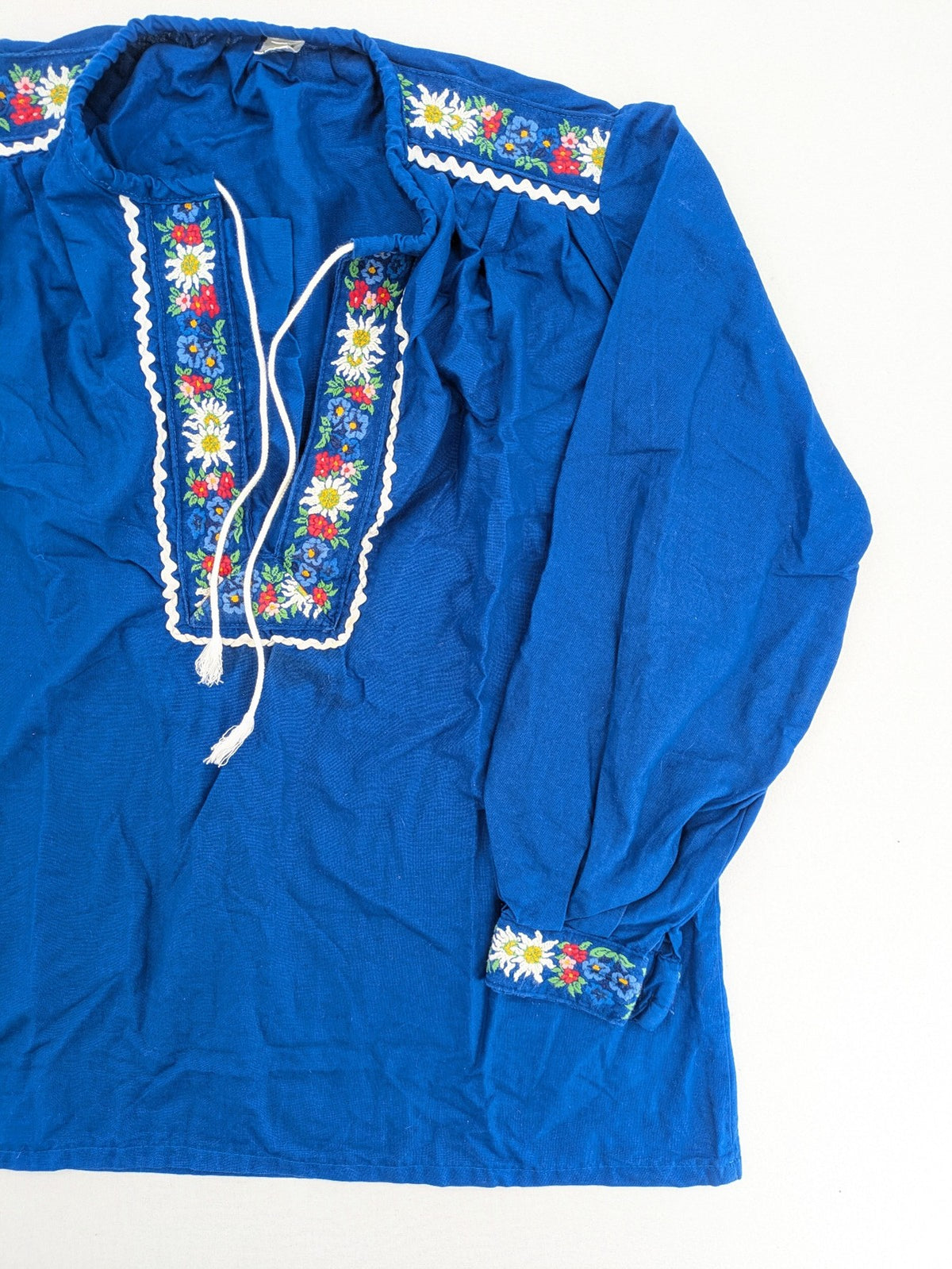 Damen multi dirndl blouse blue with floral and edelweiss embroidery, 100% cotton.