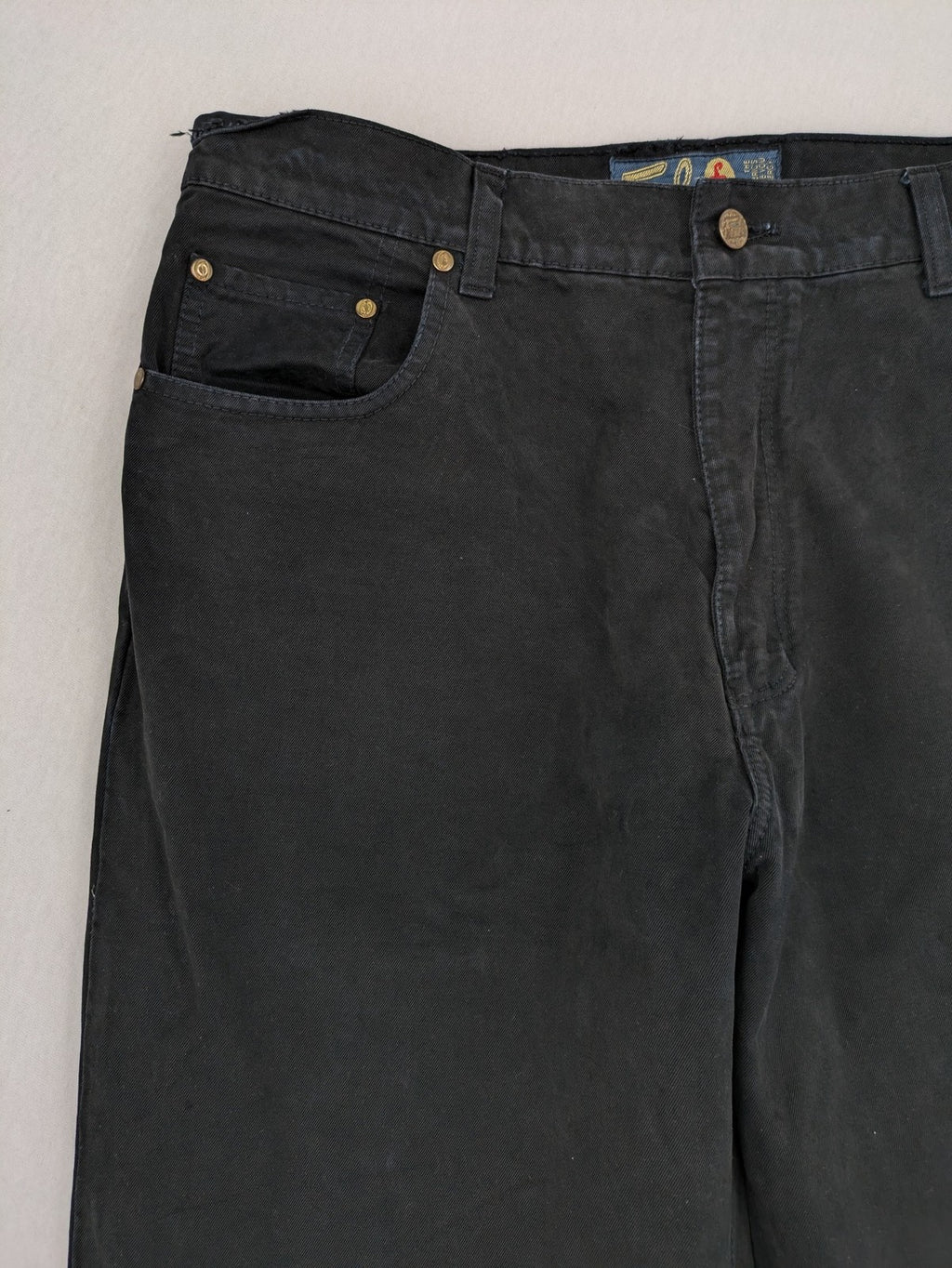 Fuel black straight jeans with 5-pocket design and branded leather patch.