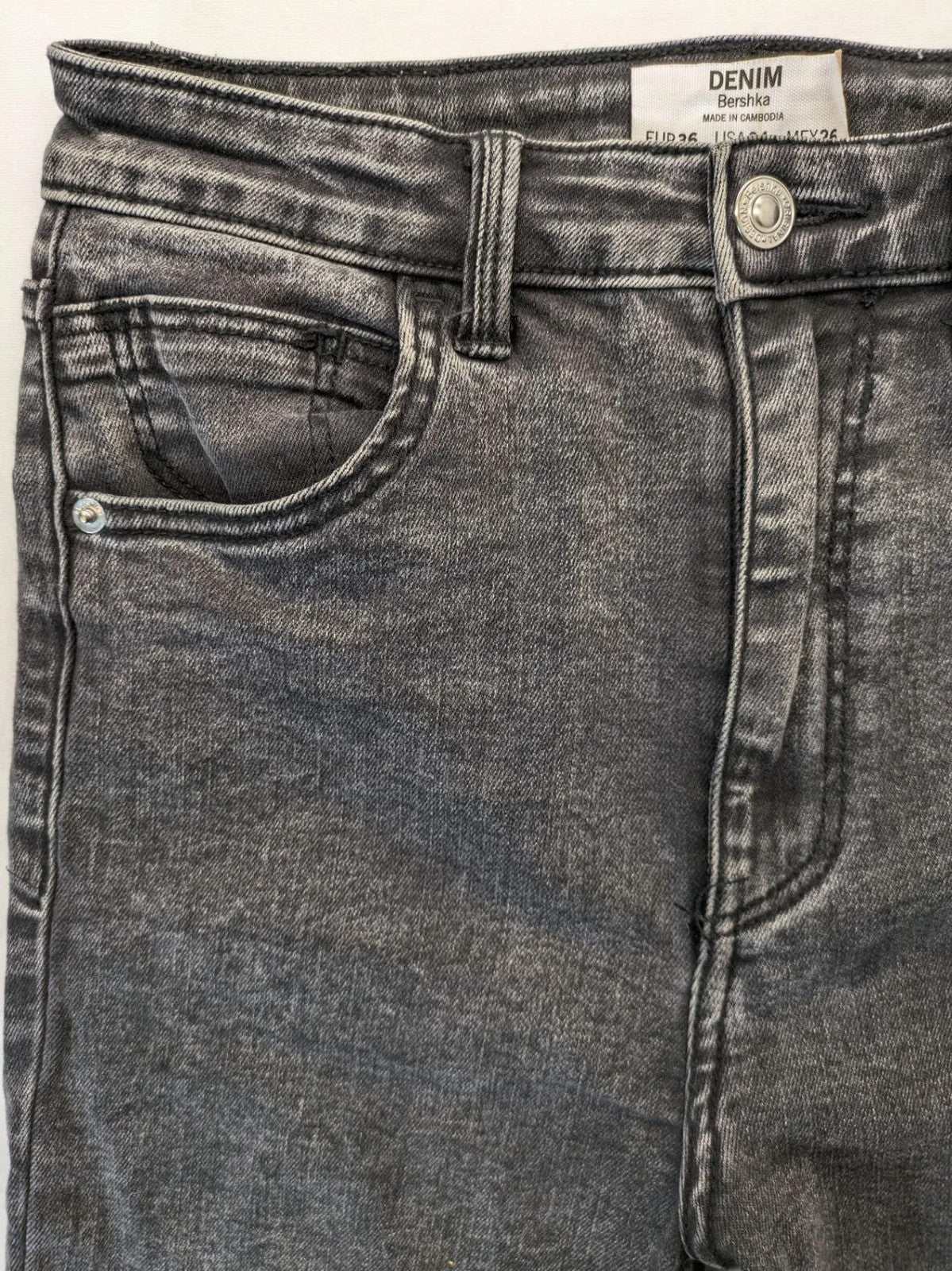 Bershka grey-black skinny jeans high waist acid wash with classic 5-pocket design.