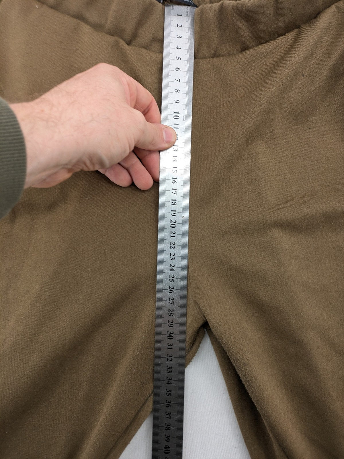 Zara khaki pants pull-on design with elastic waistband and side pockets.