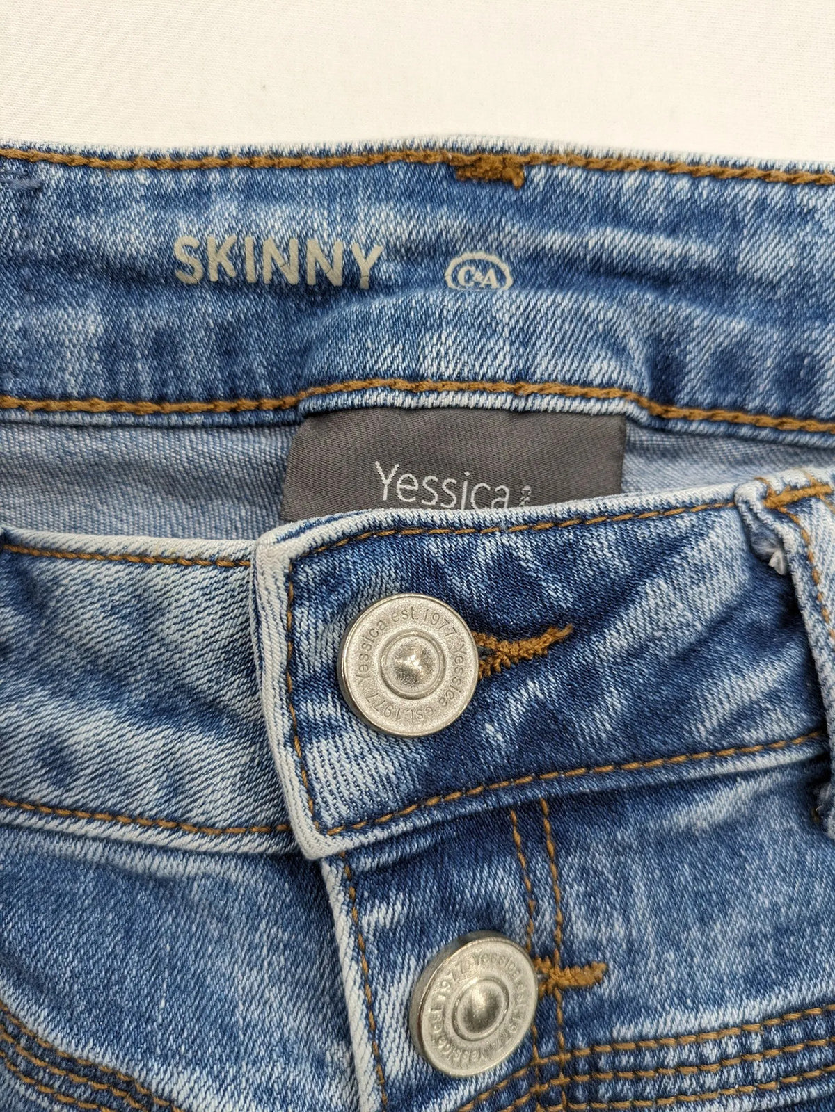Yessica blue skinny jeans high waist with double button closure and five-pocket style.
