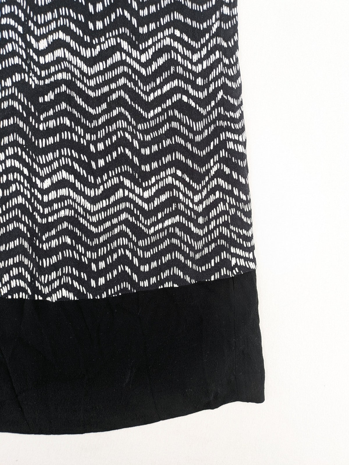 Tom Tailor black and white patterned dress with short sleeves and zigzag design.