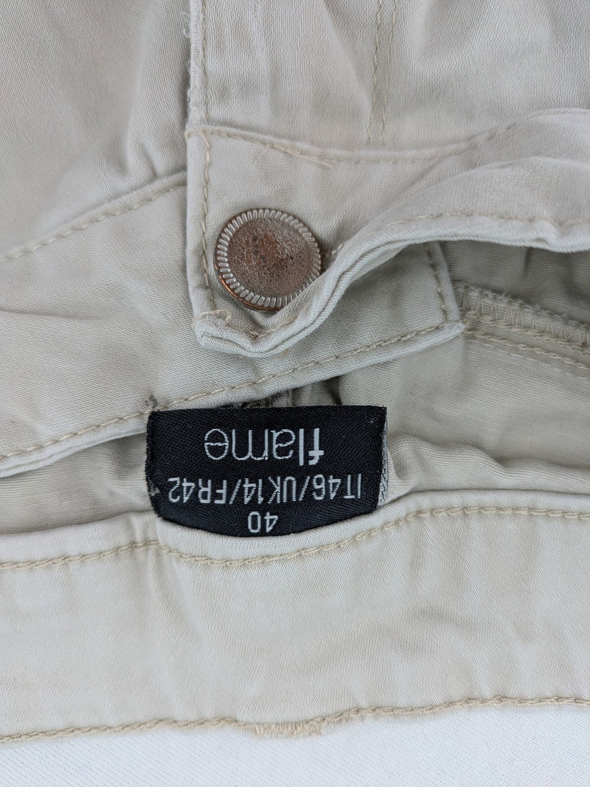 Flame beige chino pants with straight leg and classic button closure.
