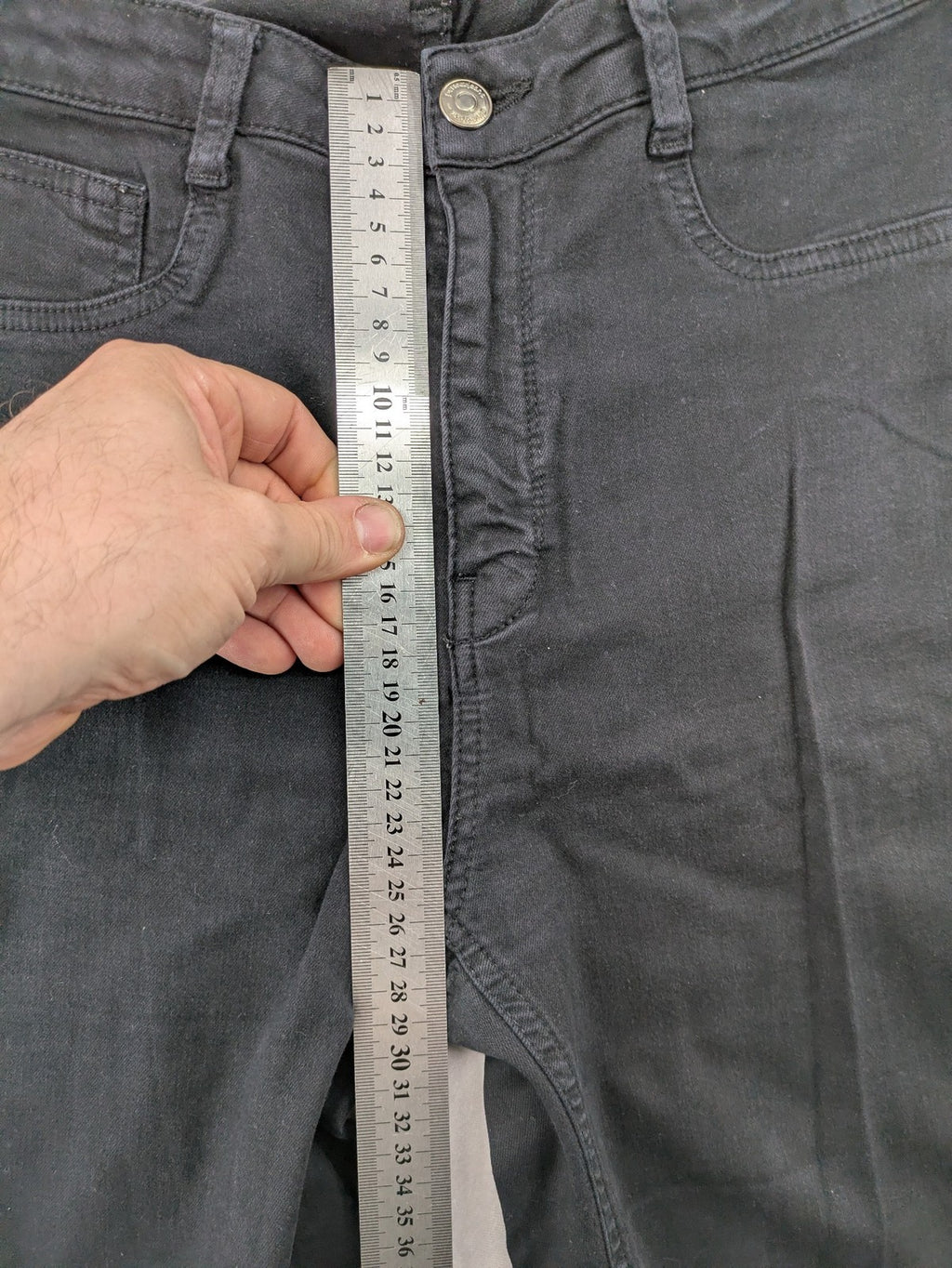 Ginatricot black skinny fit jeans with classic 5-pocket design and button closure.