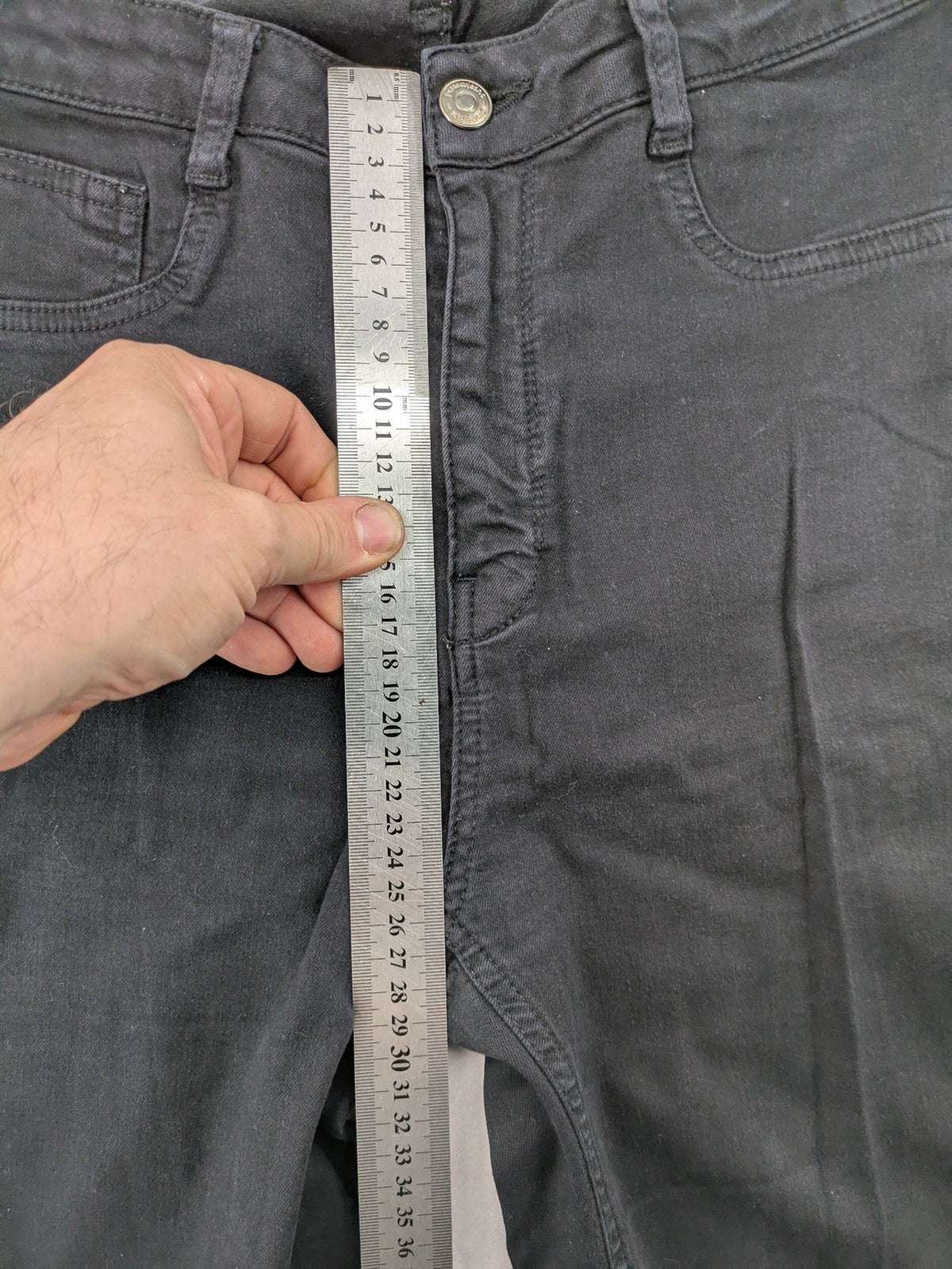 Ginatricot black skinny fit jeans with classic 5-pocket design and button closure.