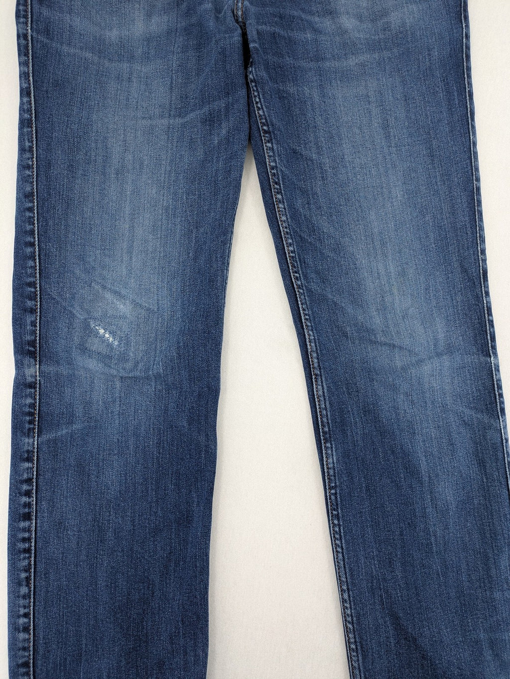 Mustang blue tapered jeans with slim fit, medium rise, and classic denim texture.