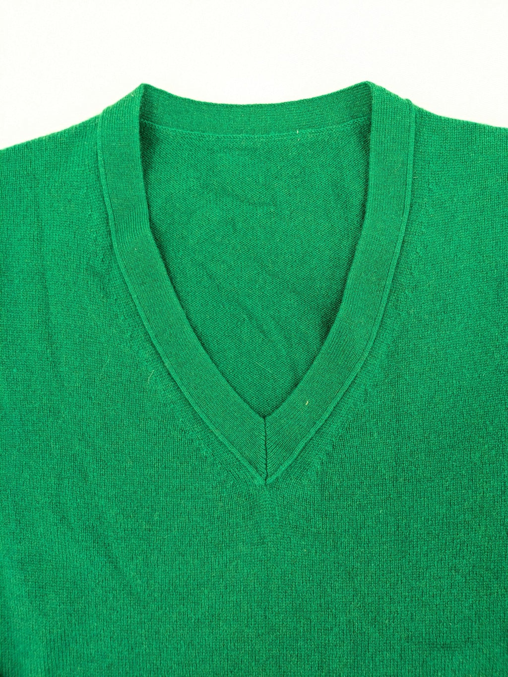 Pullover green cashmere turtle neck jumper with classic V-neck and long sleeves.