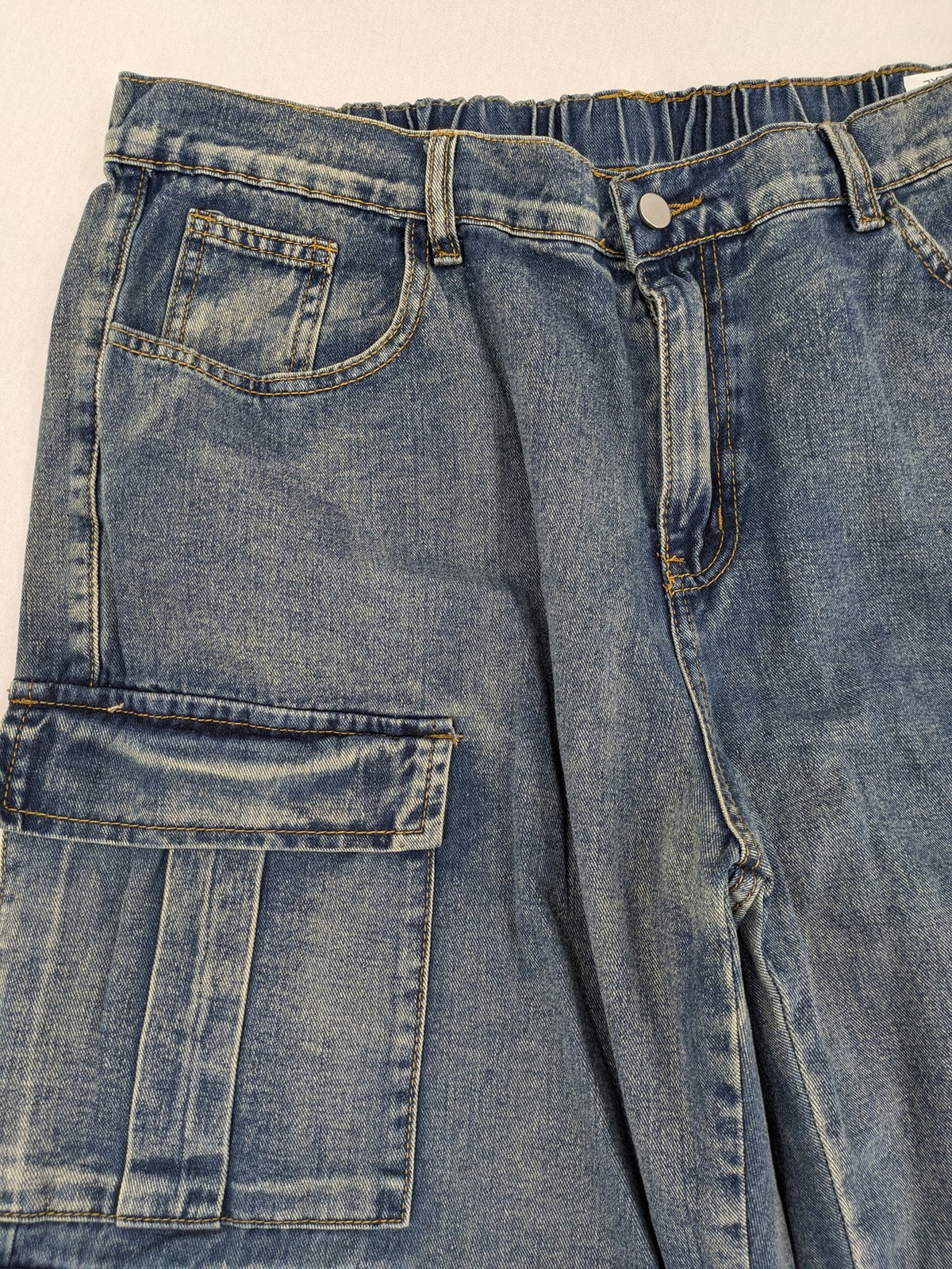 Baggy blue straight jeans wide leg with cargo pockets and elastic waistband.