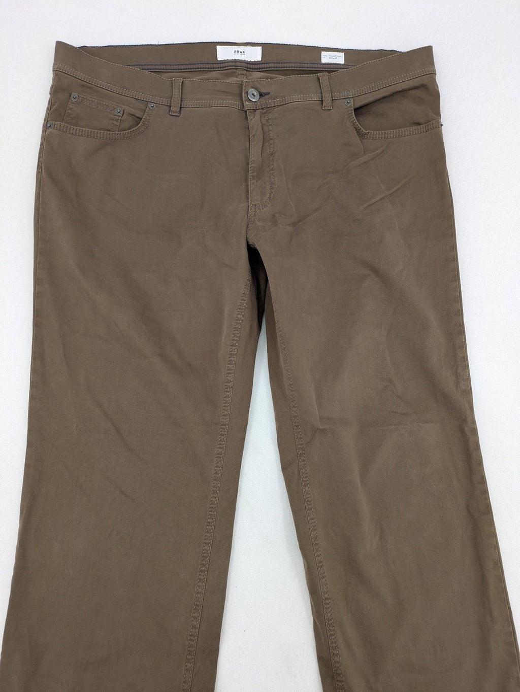 BRAX khaki chinos Cooper Fancy regular fit soft cotton blend with logo detail.