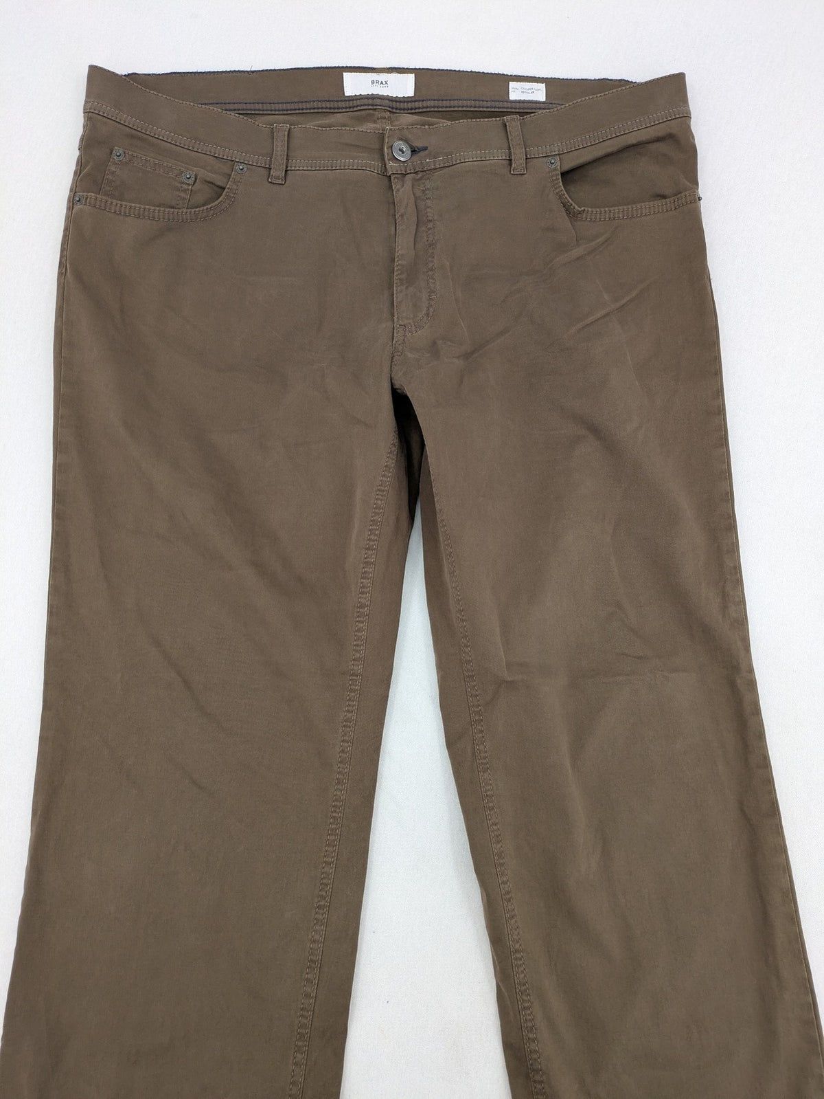 BRAX khaki chinos Cooper Fancy regular fit soft cotton blend with logo detail.