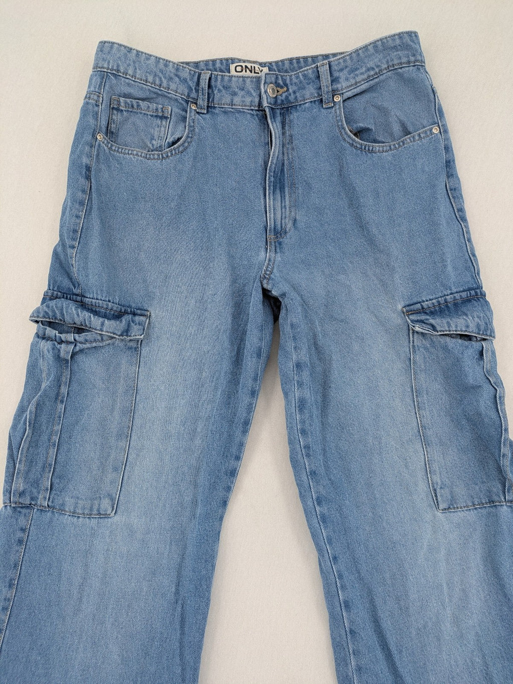 ONLY blue straight jeans with multiple pockets and zipper/button closure, made of 100% cotton.