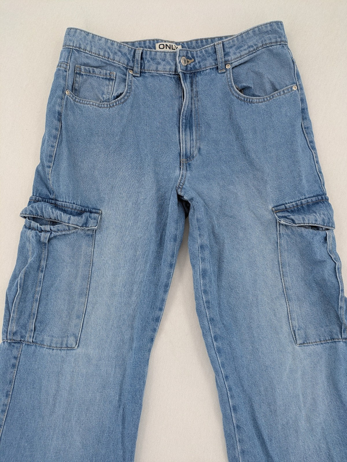 ONLY blue straight jeans with multiple pockets and zipper/button closure, made of 100% cotton.