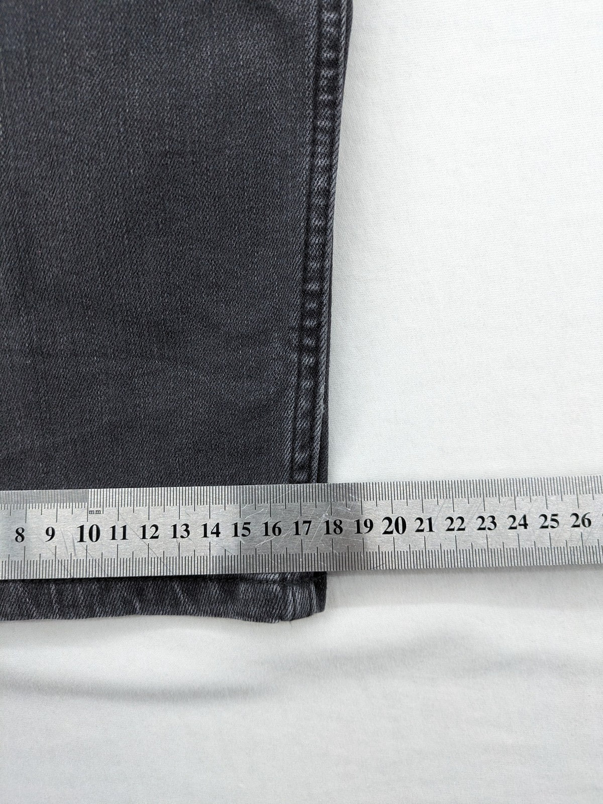Herren black straight jeans 5-pocket style with zipper and button closure, cotton blend.