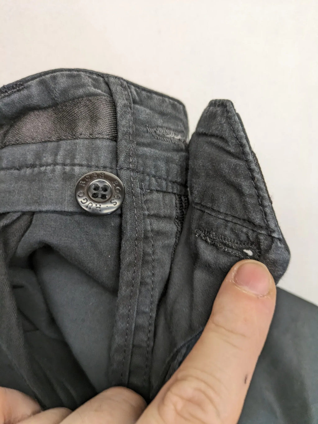 BOSS Hugo Boss grey chinos with button and zipper closure, classic design, 100% cotton.