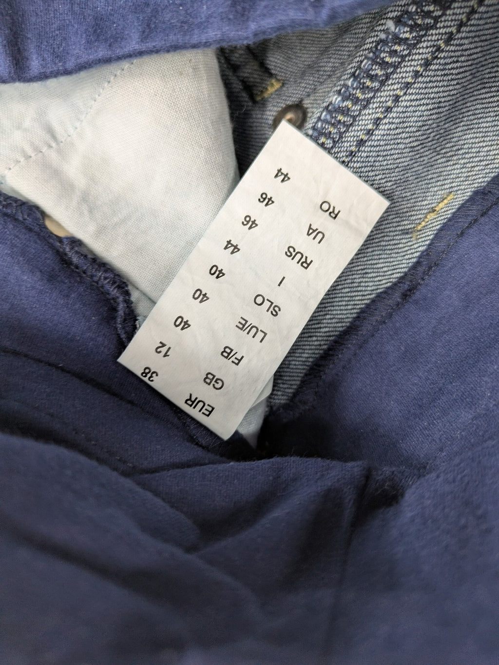Damen blue bootcut maternity jeans with over-the-belly elastic waistband and classic wash.