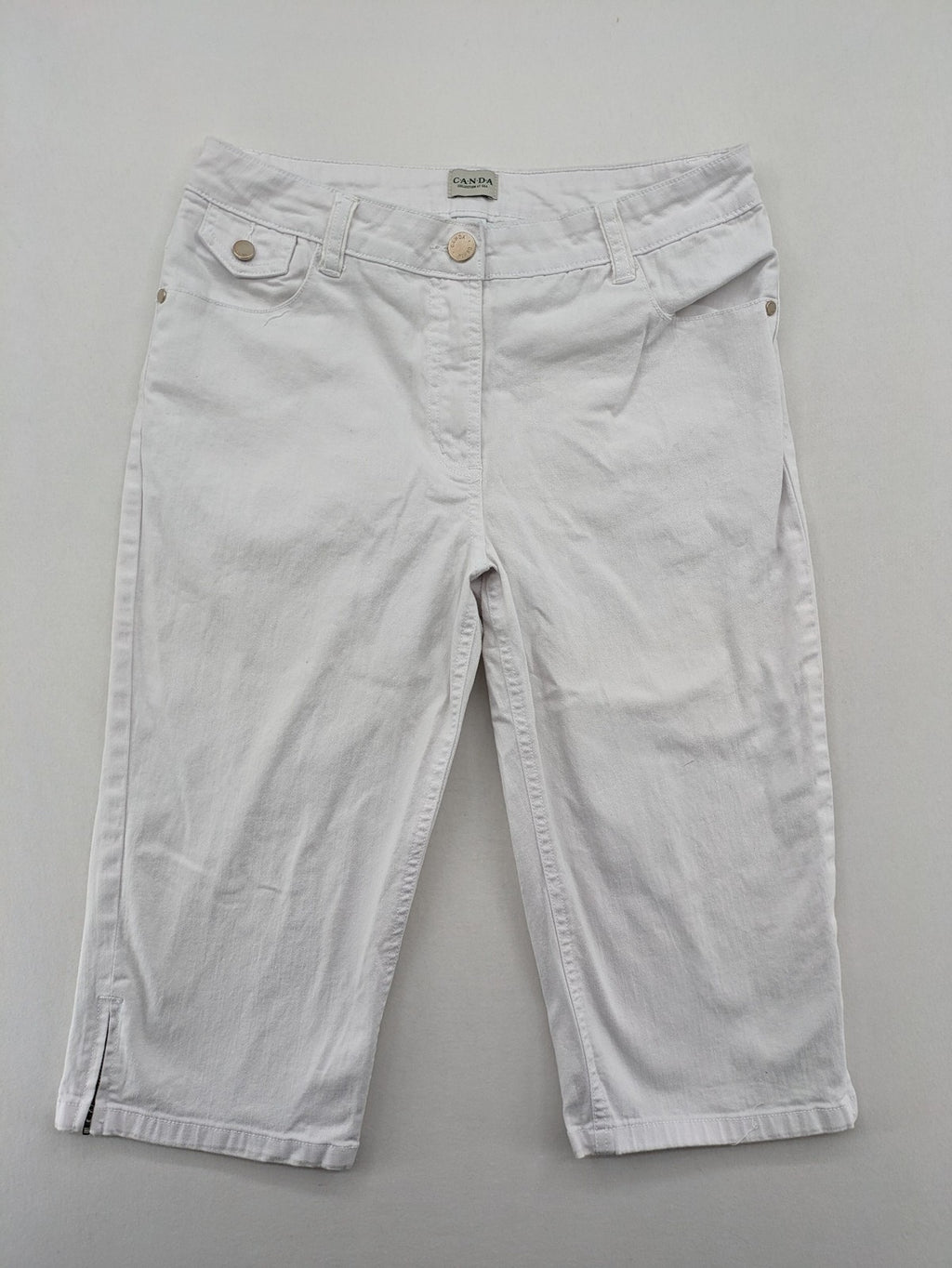 Canda white capri pants cotton-elastane blend with decorative zippers and stylish pockets.