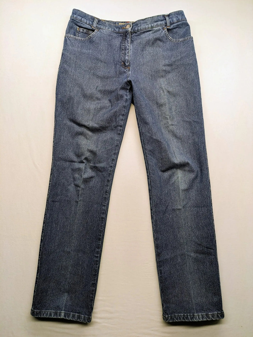 BRAX blue straight jeans with 5-pocket style and classic denim material.