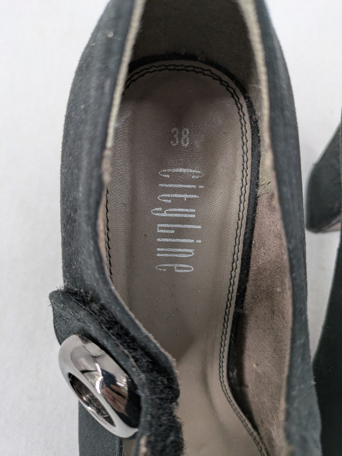 Elegante black high heels Mary Jane style with decorative button and block heel.