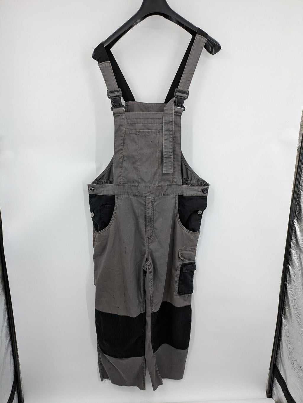 Herren Latzhose grey with black accents, multiple cargo pockets, durable polyester-cotton blend.
