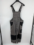 Herren Latzhose grey with black accents, multiple cargo pockets, durable polyester-cotton blend.
