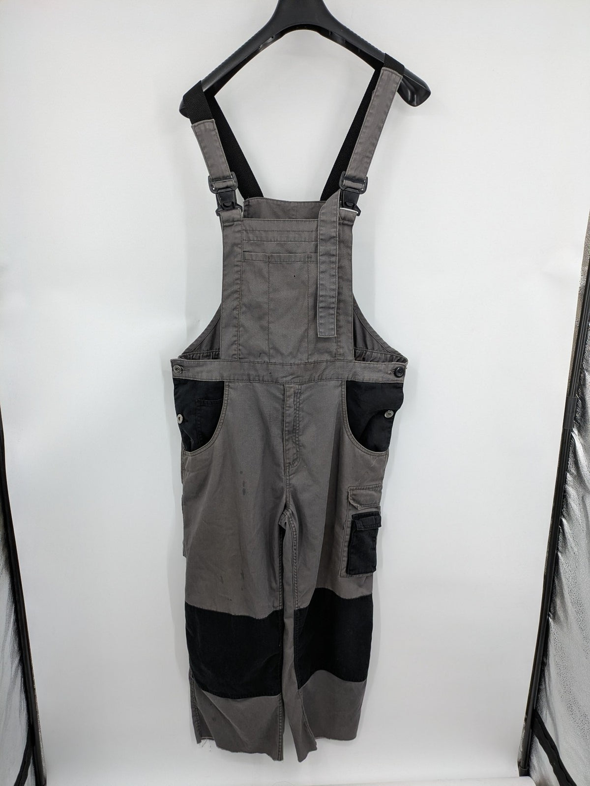 Herren Latzhose grey with black accents, multiple cargo pockets, durable polyester-cotton blend.