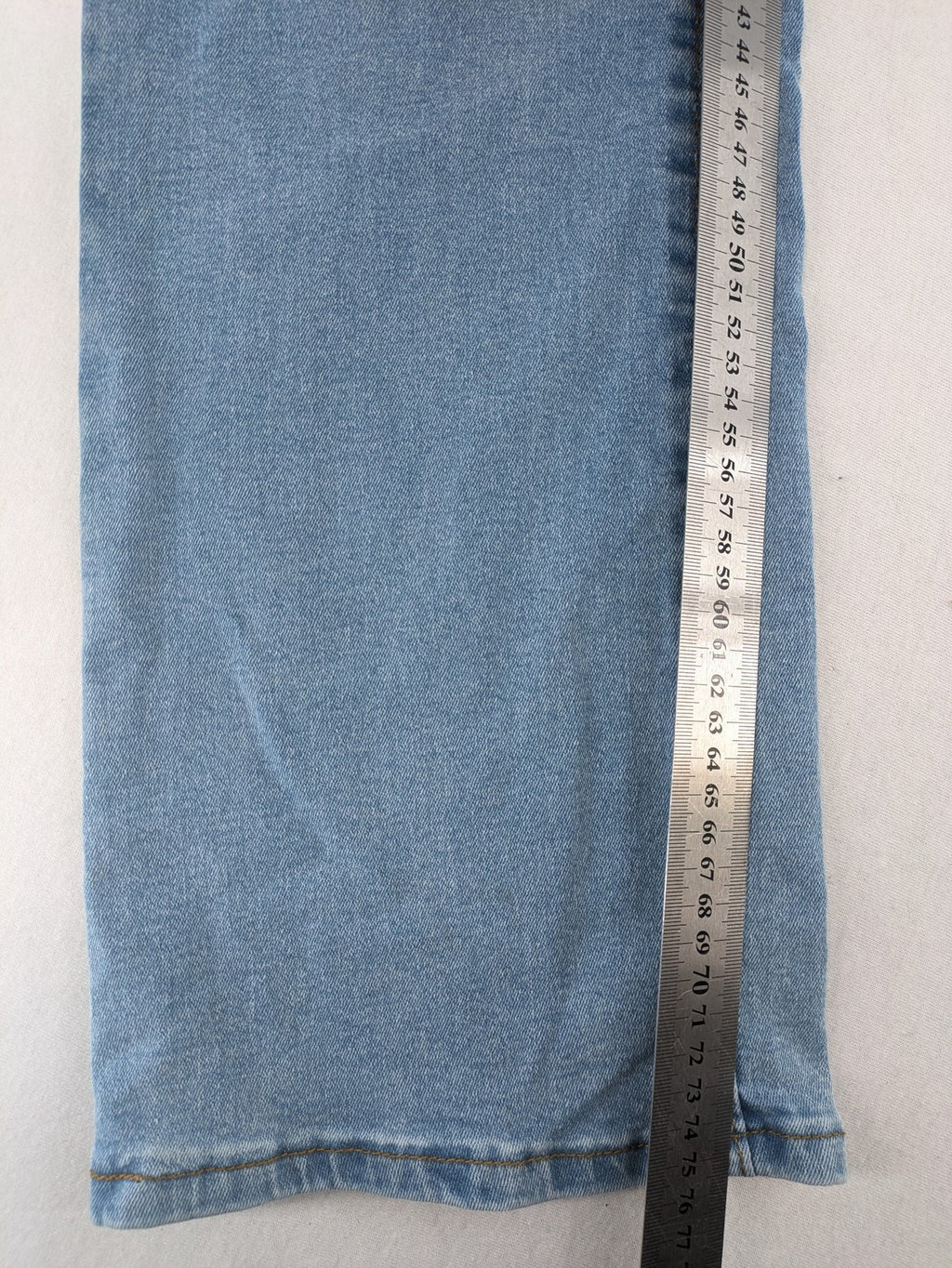 Straight Leg blue straight jeans high waist with unique double button closure.