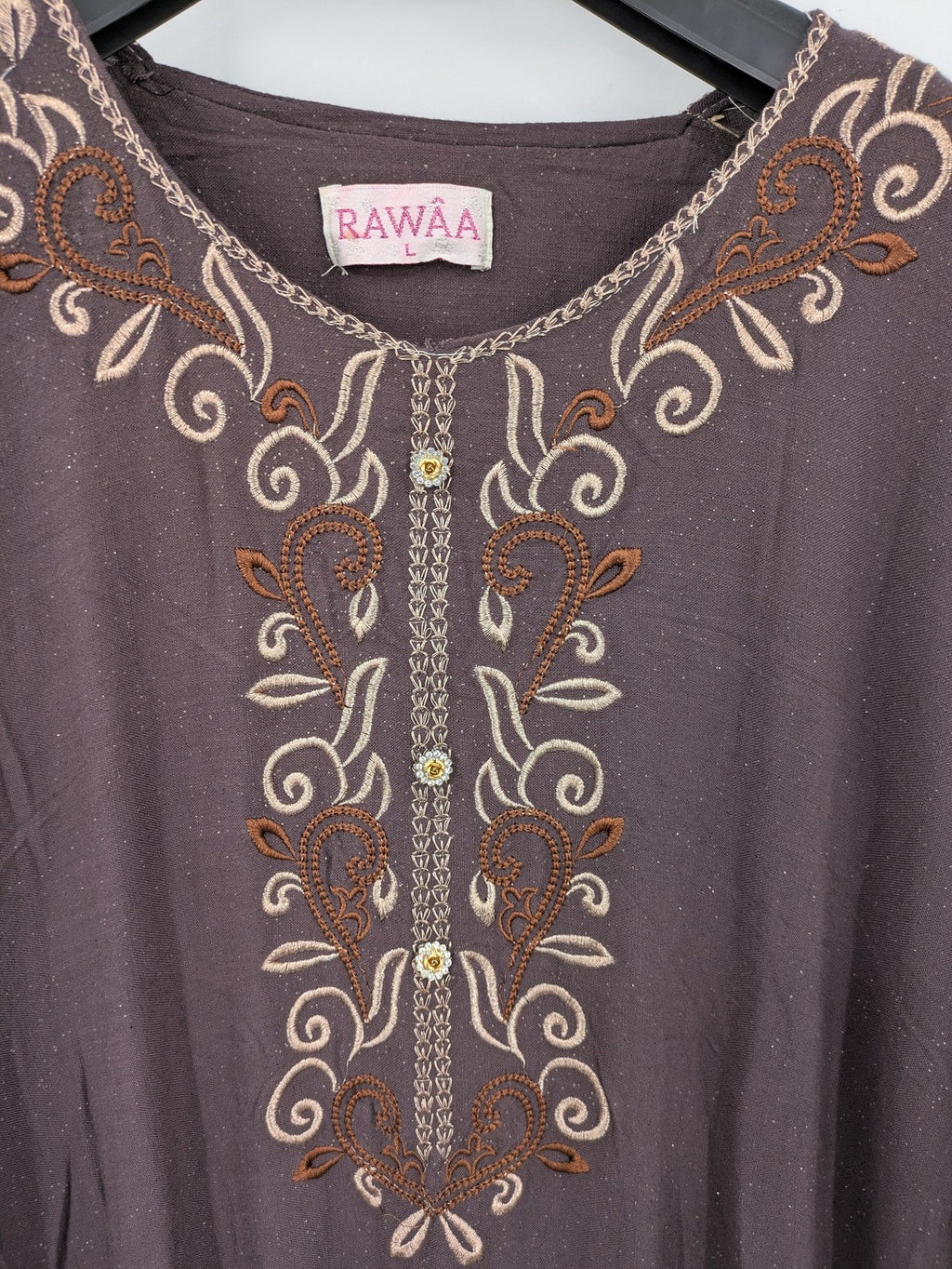RAWAA gold maxikleid kaftan mit floraler Stickerei und glitzerndem Material, lange Ärmel.