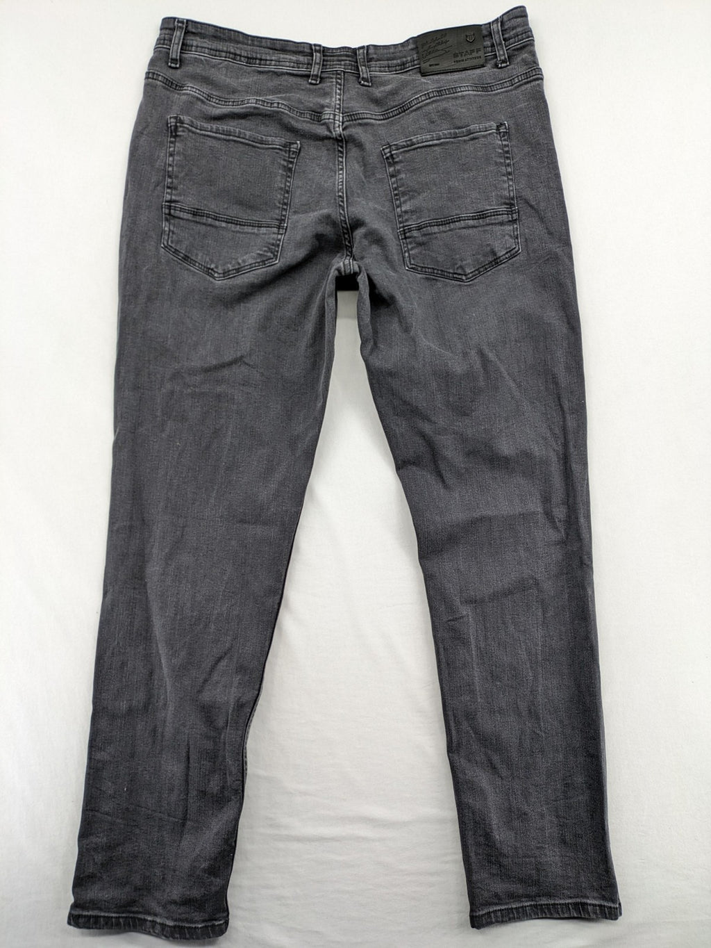 Herren black straight jeans 5-pocket style with zipper and button closure, cotton blend.