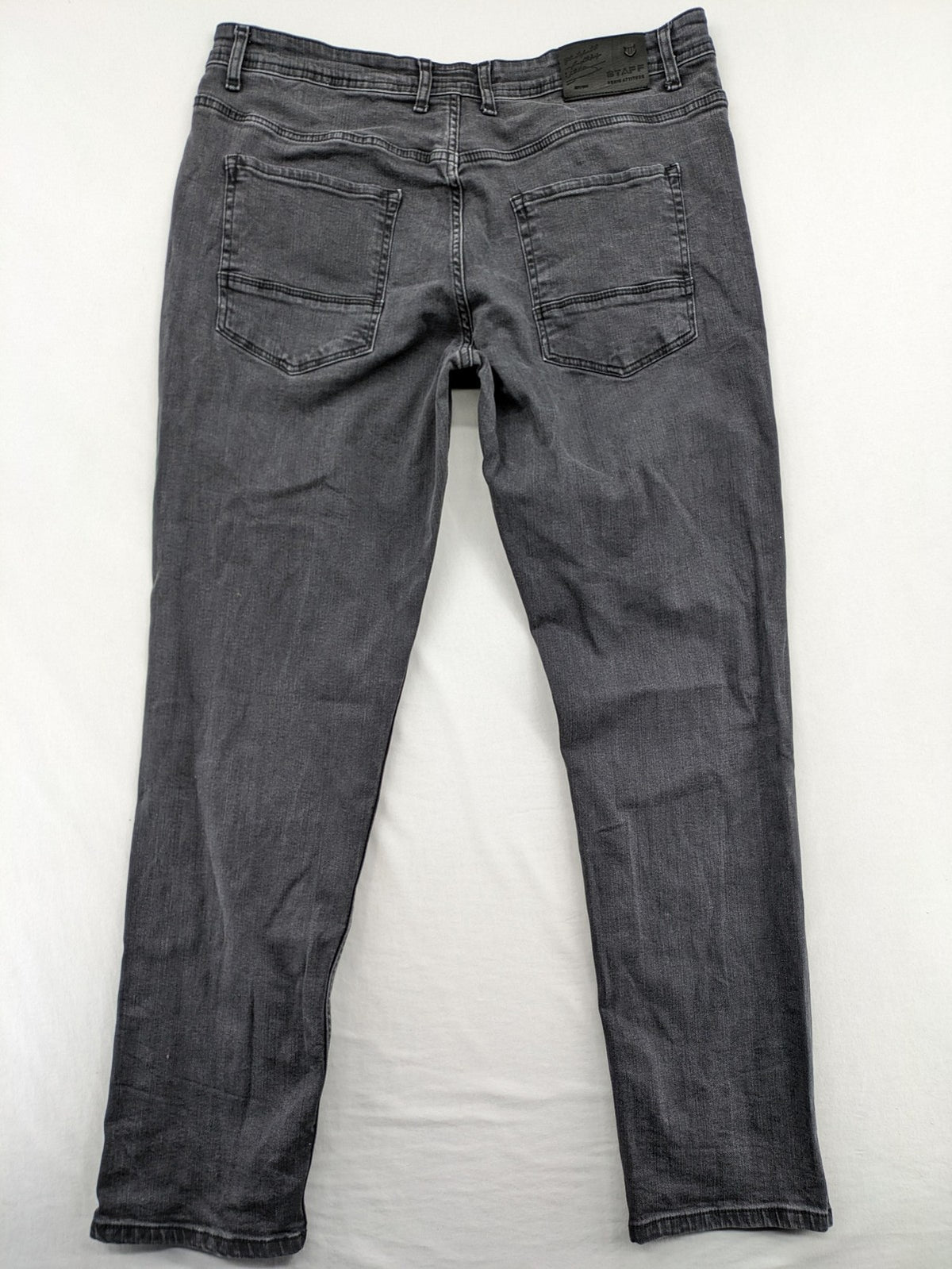 Herren black straight jeans 5-pocket style with zipper and button closure, cotton blend.