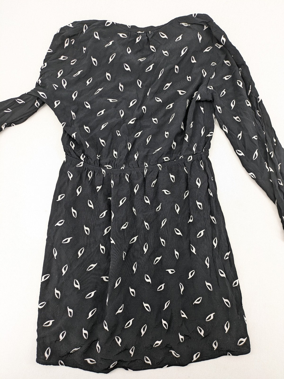 H&M grey and white dress with leaf print, V-neck, long sleeves, elastic cuffs.
