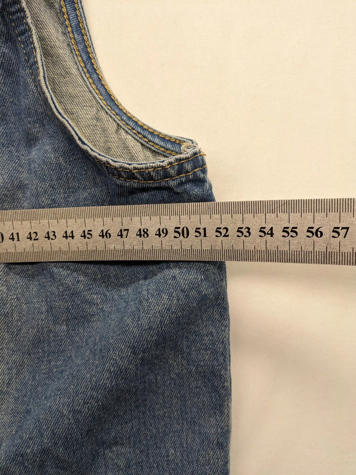 Damen Jeansjacke blau ärmellos mit Perlenverzierung, distressed Details und Knopfleiste.