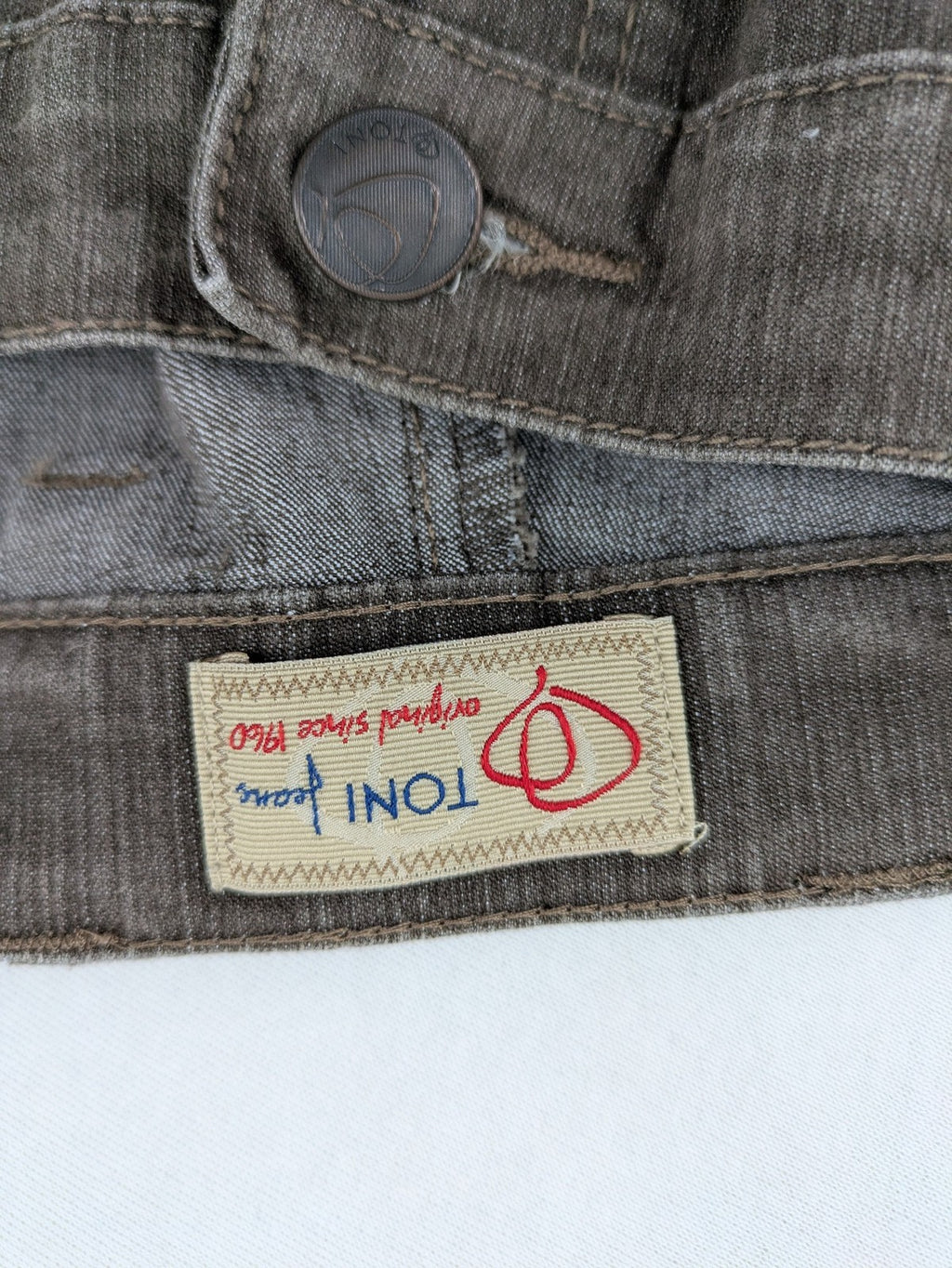 TONI grey straight jeans super slim fit with elastic waistband and classic 5-pocket design.