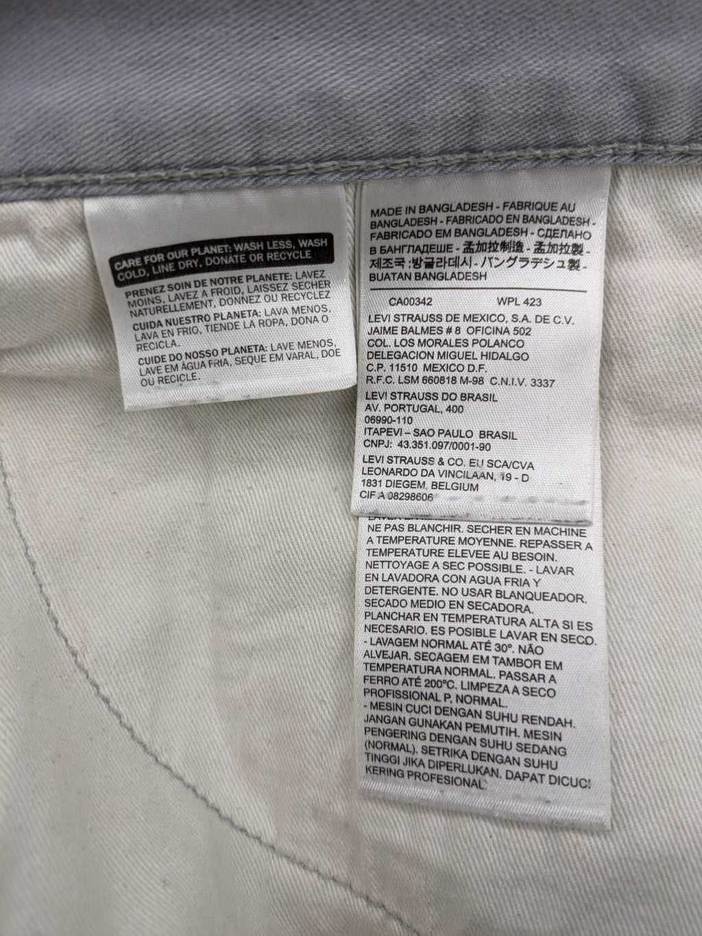Levi's straight jeans purple classic 5-pocket design with iconic leather patch.