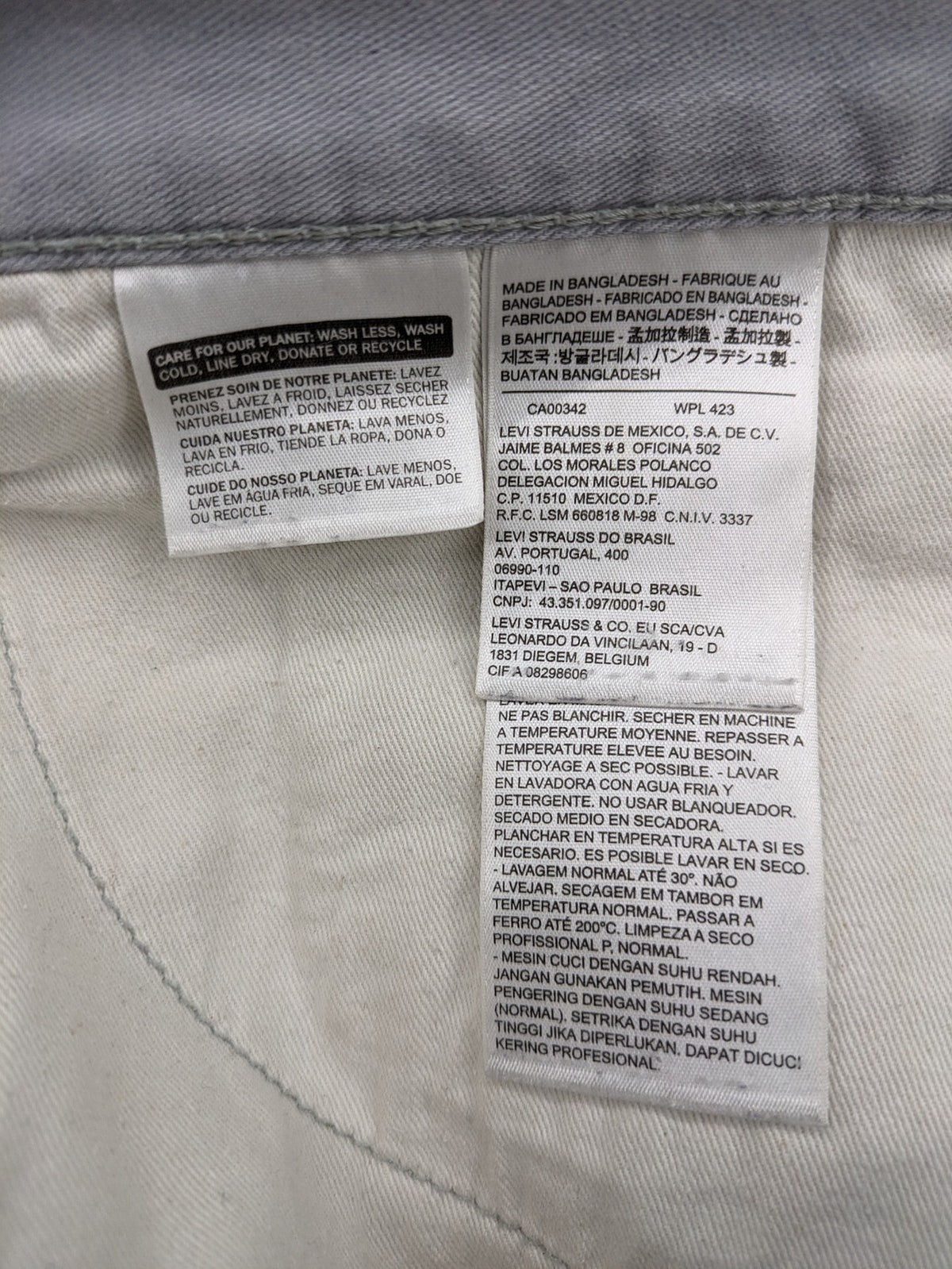 Levi's straight jeans purple classic 5-pocket design with iconic leather patch.