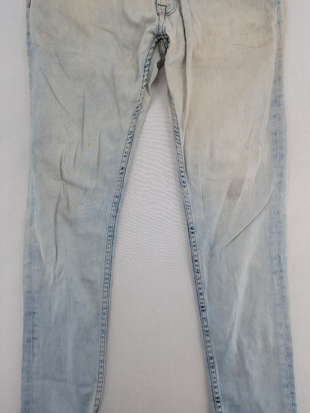 Zara Man blue skinny jeans with acid wash and classic five-pocket design.