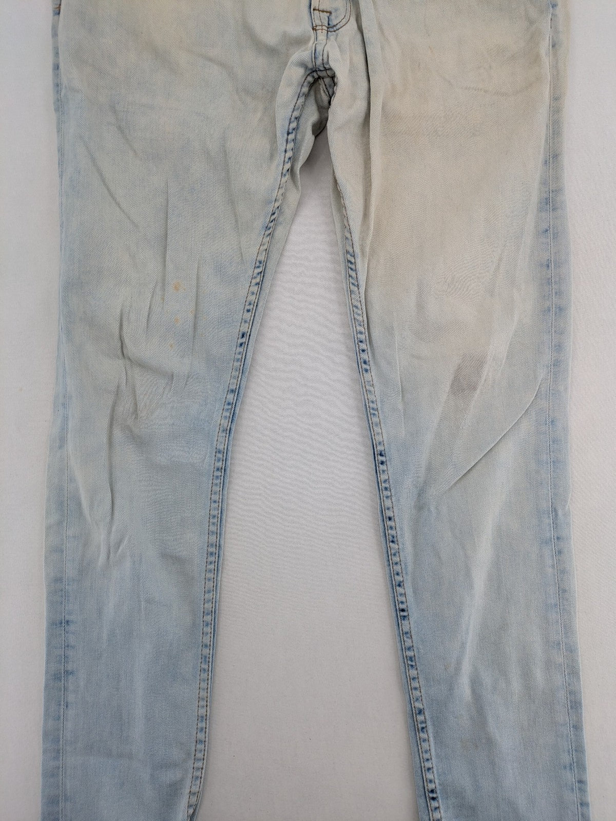 Zara Man blue skinny jeans with acid wash and classic five-pocket design.