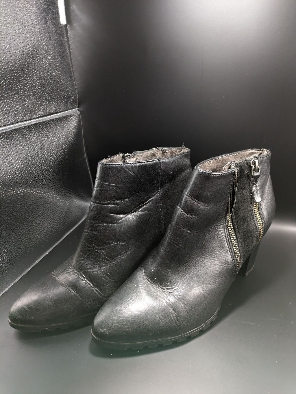 Tamaris black leather ankle boots with block heels and side zippers, size 39.