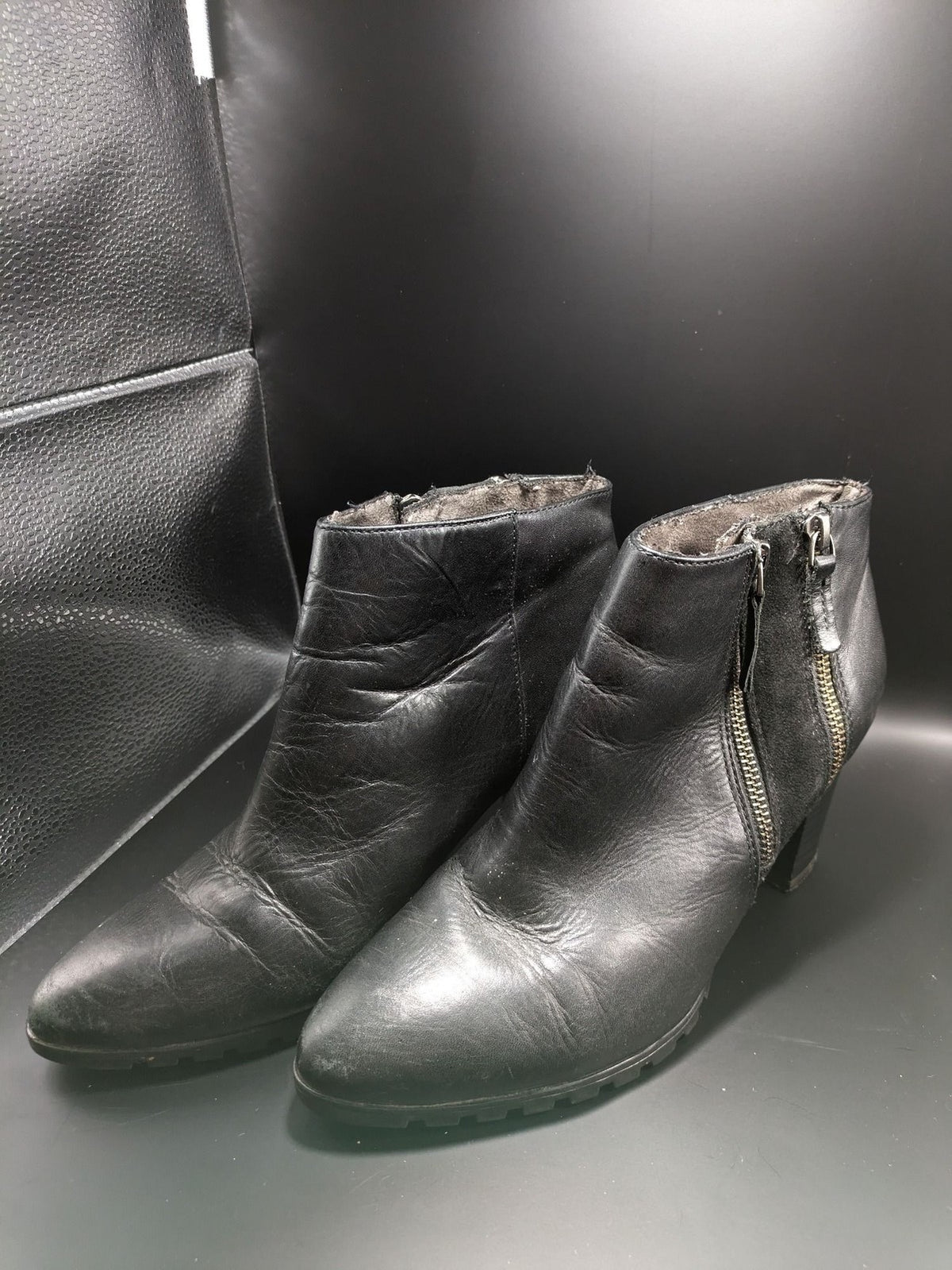 Tamaris black leather ankle boots with block heels and side zippers, size 39.