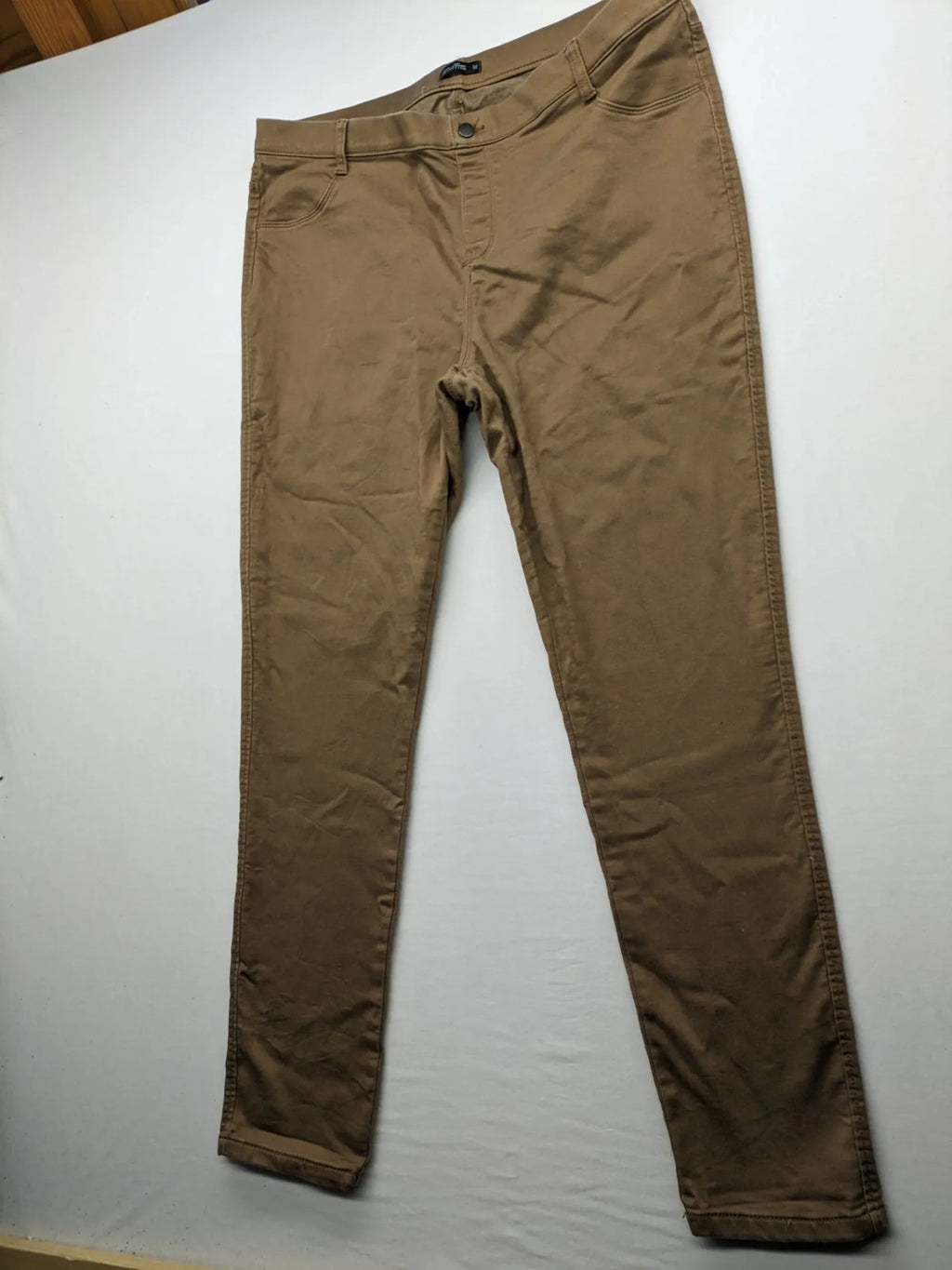 Laura Torelli khaki jeggings slim fit with elastic waistband and functional back pockets.